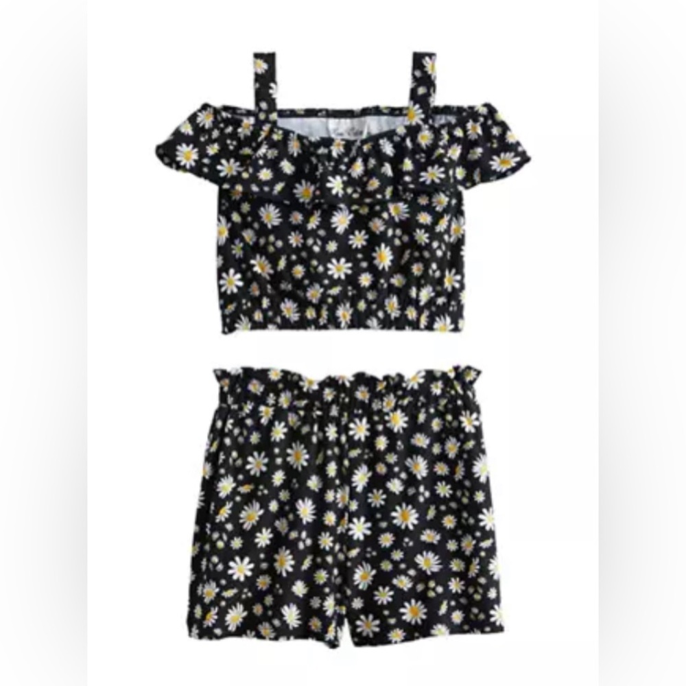 NWT  Girls 🌼Daisy Printed Off-the-Shoulder Top and Shorts Set